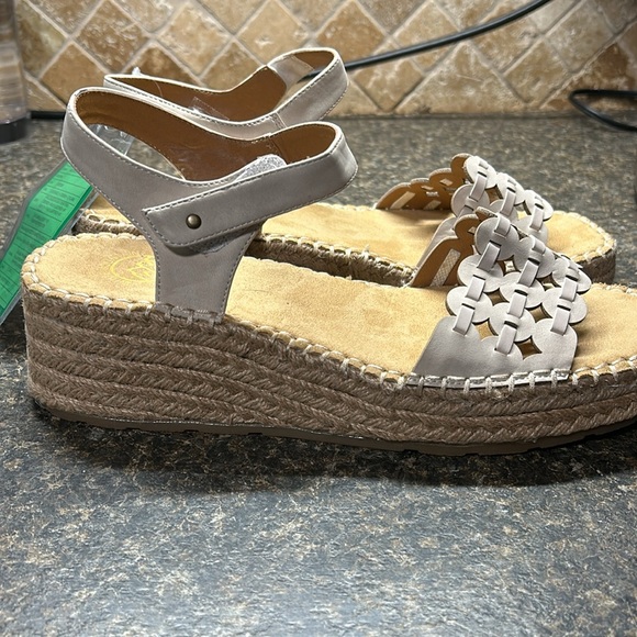 White Mountain NWOB Sandals - Picture 2 of 6